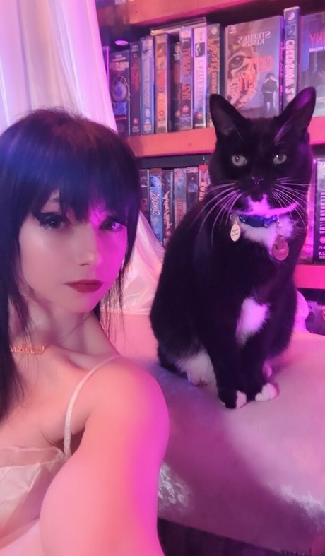 Naakte gelekte OnlyFans-foto van Yogscast Bouphe