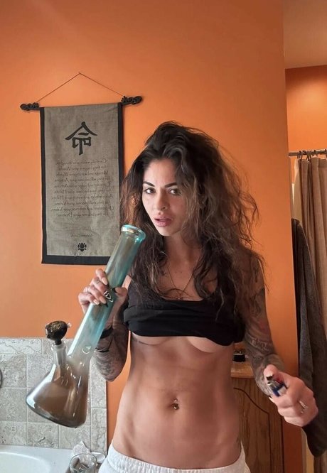 Naakte gelekte OnlyFans-foto van Lena Lawless