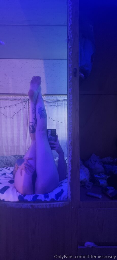 Naakte gelekte OnlyFans-foto van Littlemissrosey
