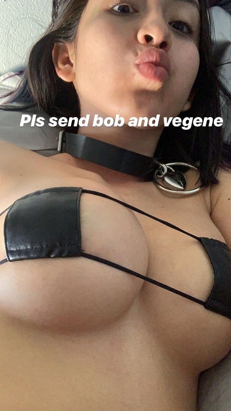 Naakte gelekte OnlyFans-foto van Arabella Kat
