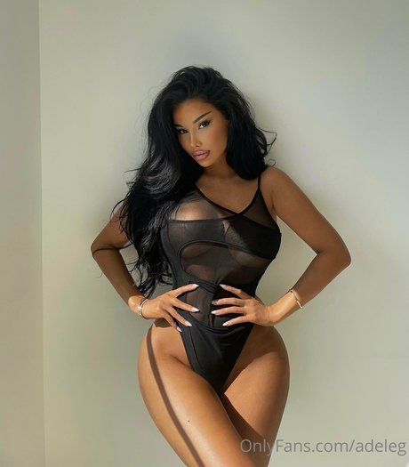 Naakte gelekte OnlyFans-foto van Adele Grisoni