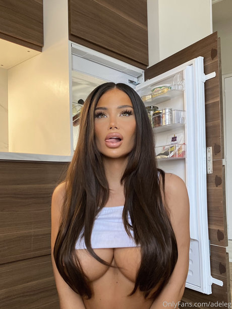 Naakte gelekte OnlyFans-foto van Adele Grisoni