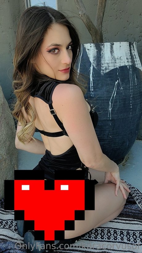 Naakte gelekte OnlyFans-foto van Kara Corvus