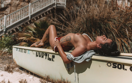 Naakte gelekte OnlyFans-foto van Reed Suicide