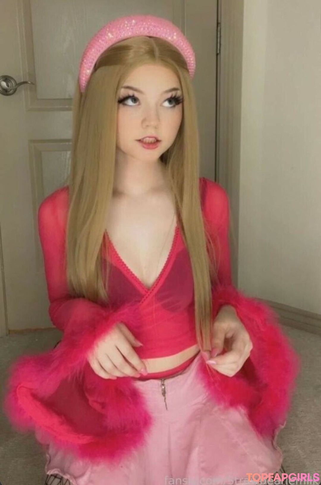 Naakte gelekte OnlyFans-foto van Strawbeariemilkk #1496