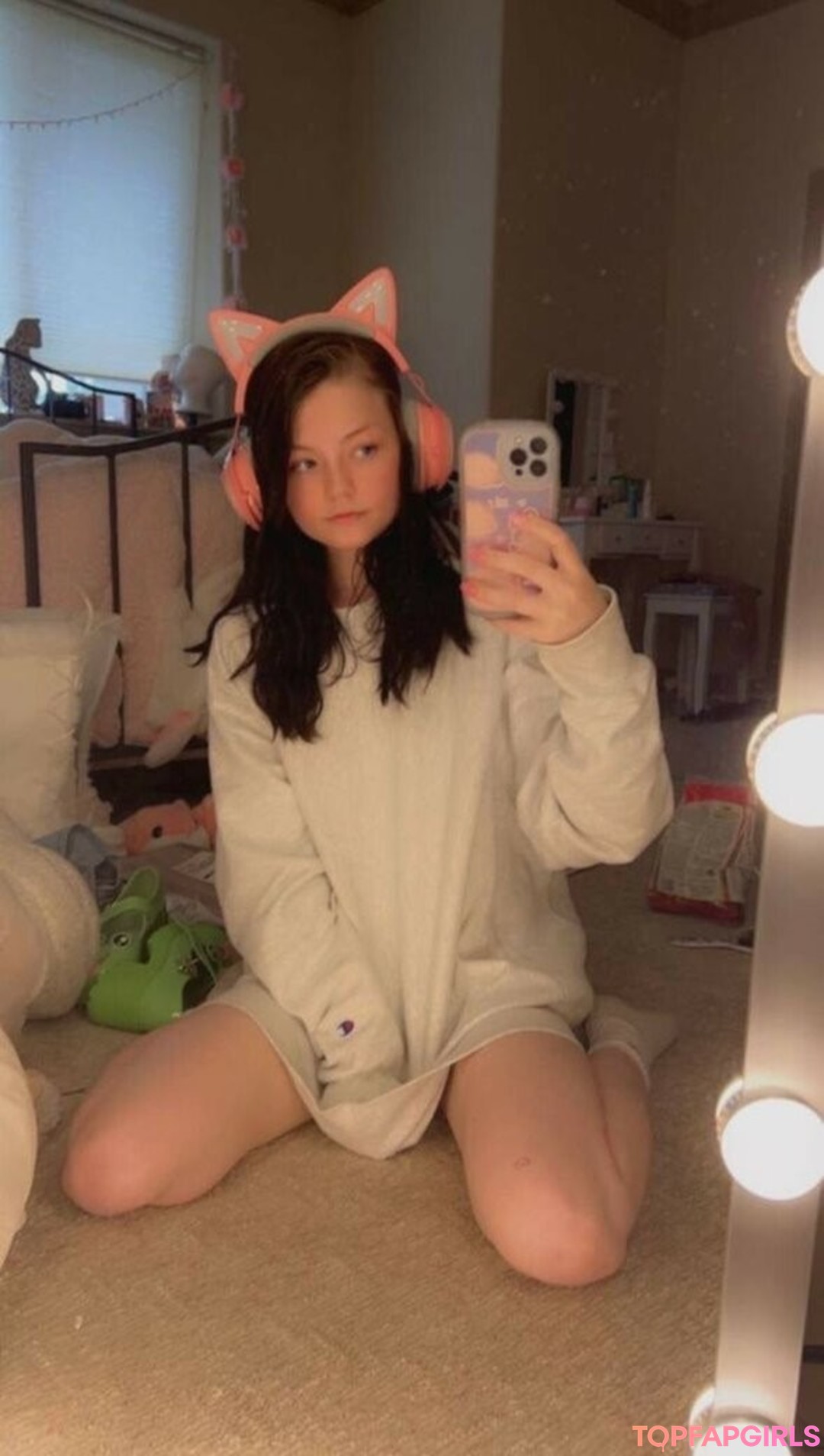 Naakte gelekte OnlyFans-foto van Strawbeariemilkk #1526