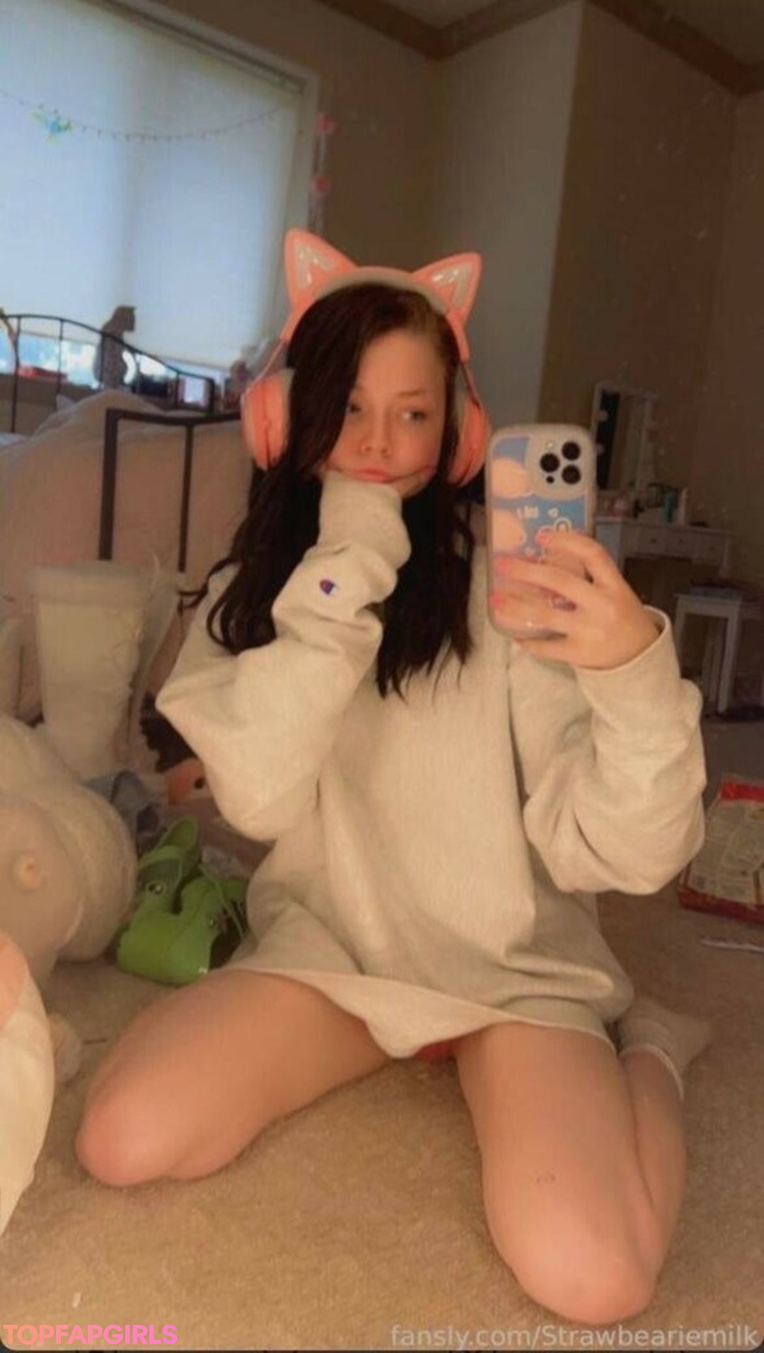 Naakte gelekte OnlyFans-foto van Strawbeariemilkk #1527