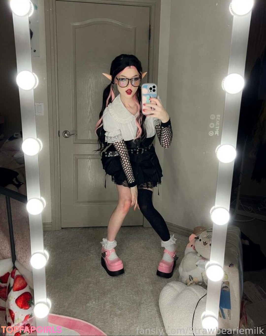 Naakte gelekte OnlyFans-foto van Strawbeariemilkk #1528