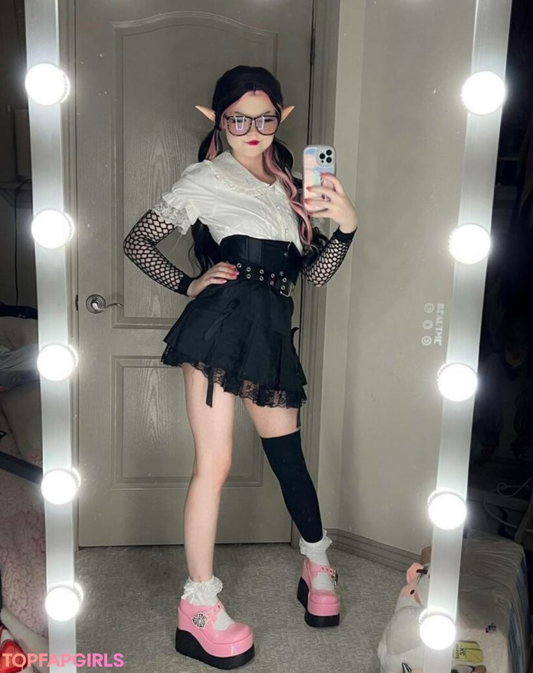 Naakte gelekte OnlyFans-foto van Strawbeariemilkk #1531