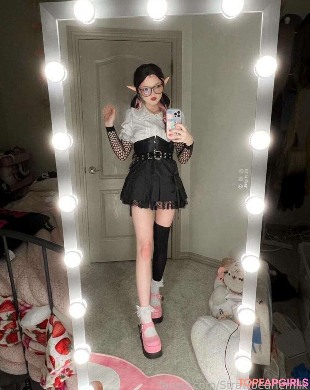 Naakte gelekte OnlyFans-foto van Strawbeariemilkk #1533