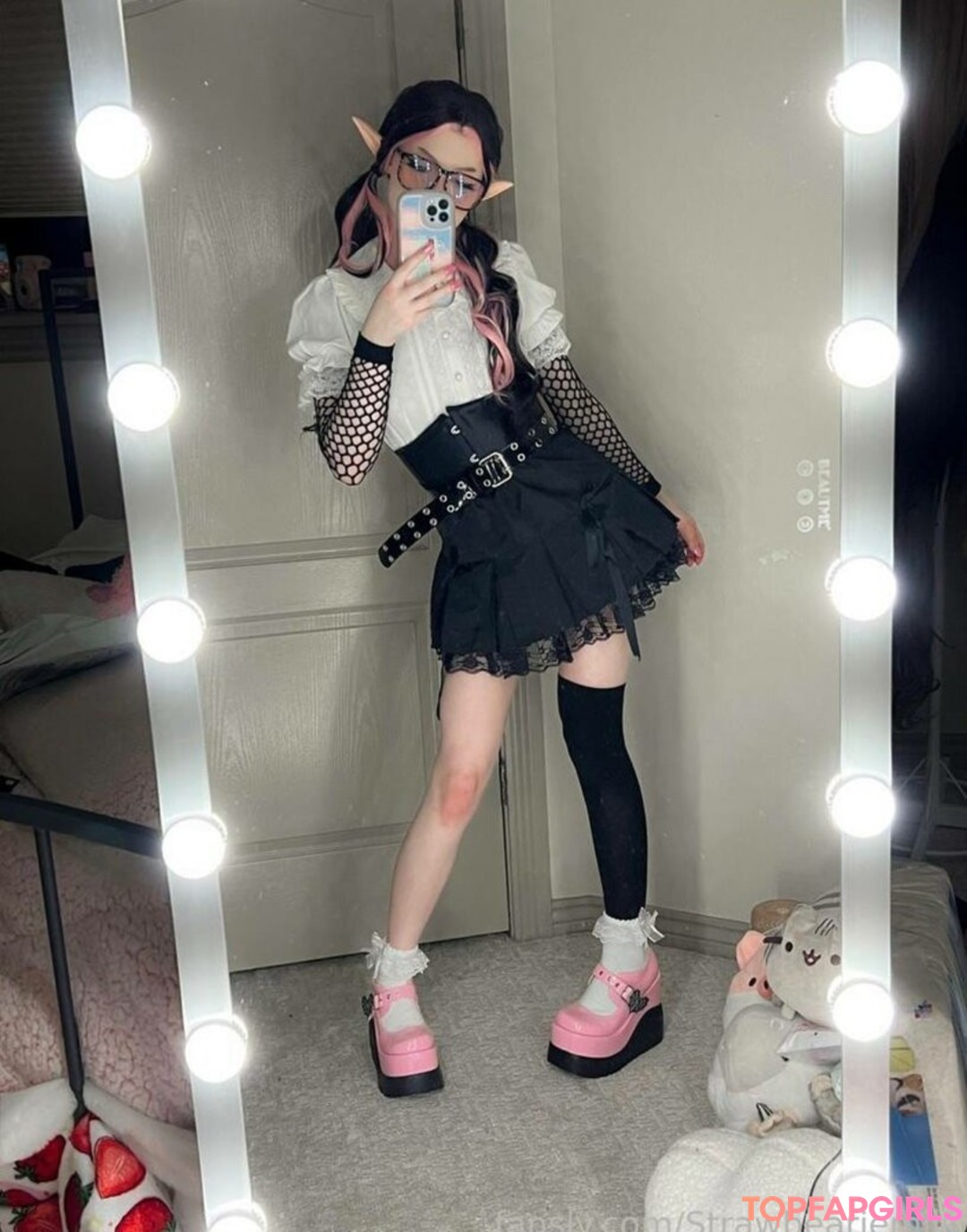 Naakte gelekte OnlyFans-foto van Strawbeariemilkk #1534