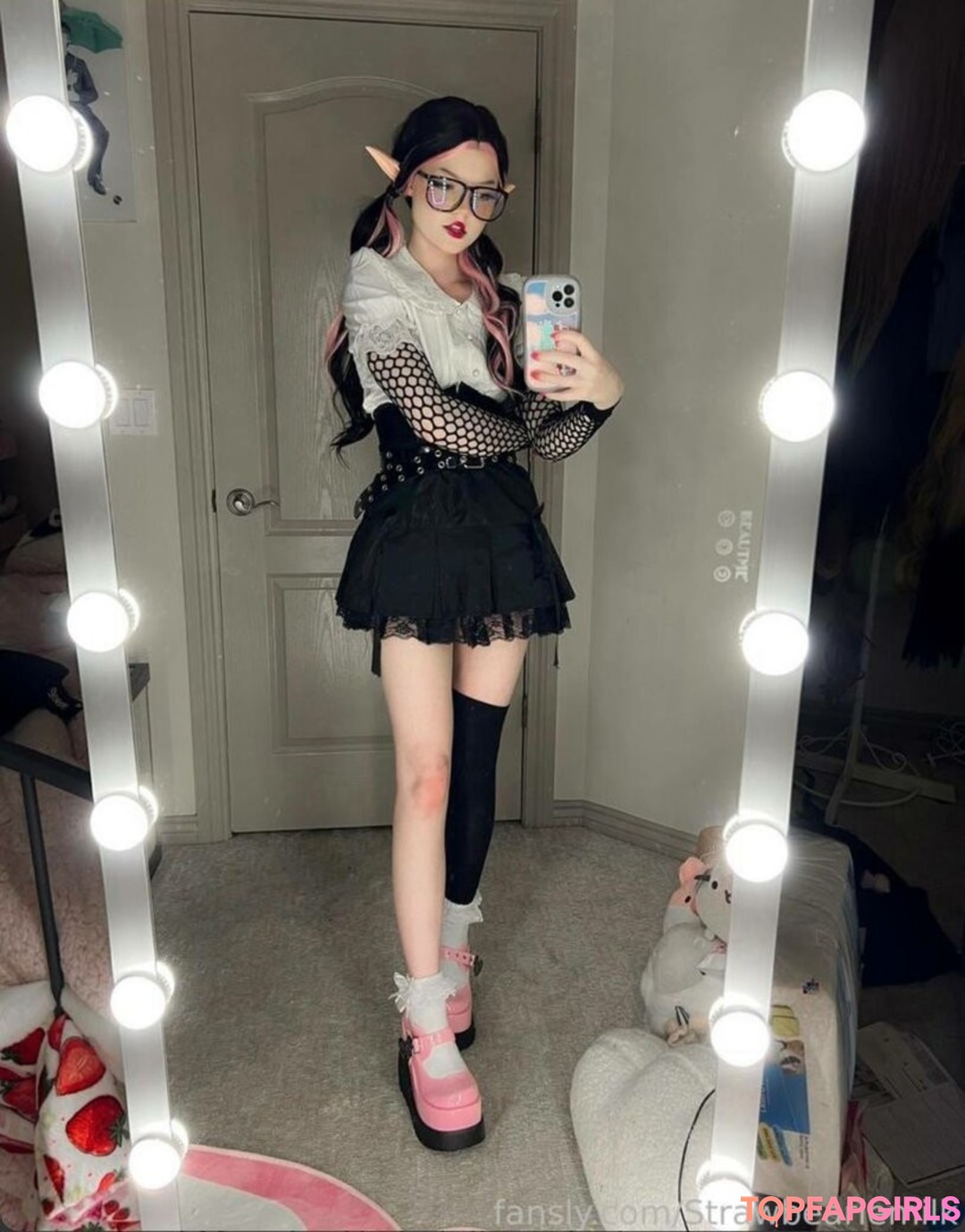 Naakte gelekte OnlyFans-foto van Strawbeariemilkk #1539