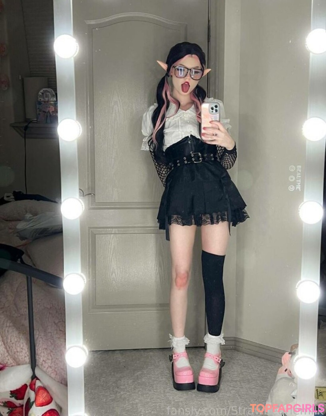 Naakte gelekte OnlyFans-foto van Strawbeariemilkk #1555