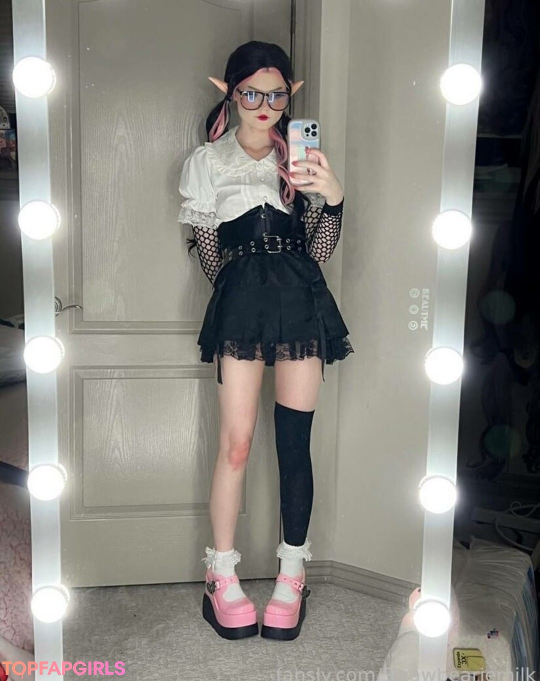 Naakte gelekte OnlyFans-foto van Strawbeariemilkk #1561