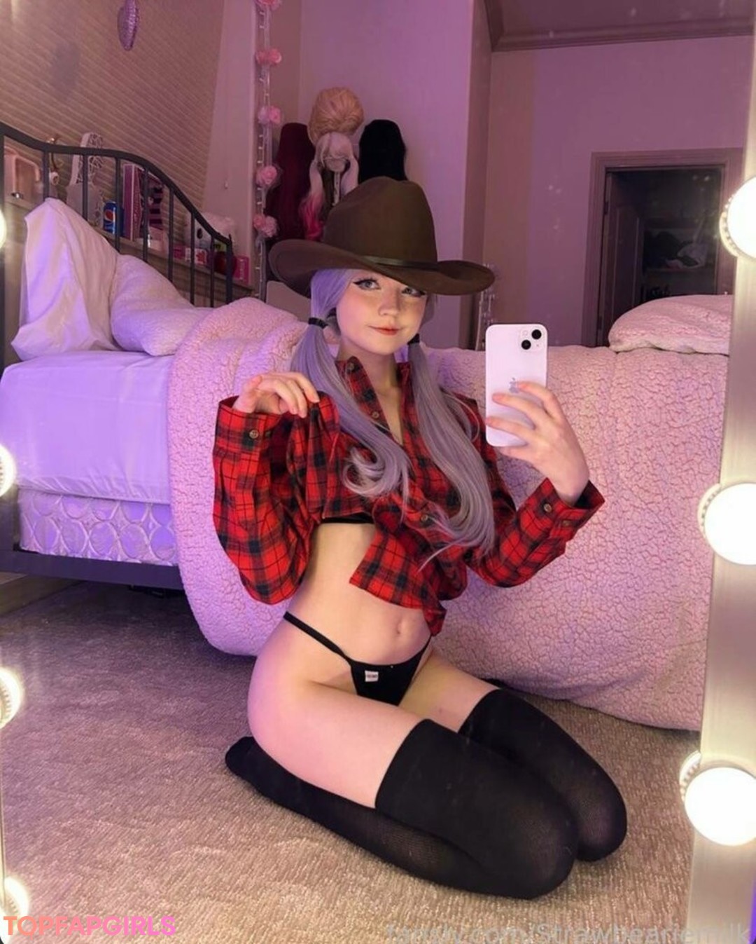 Naakte gelekte OnlyFans-foto van Strawbeariemilkk #1861