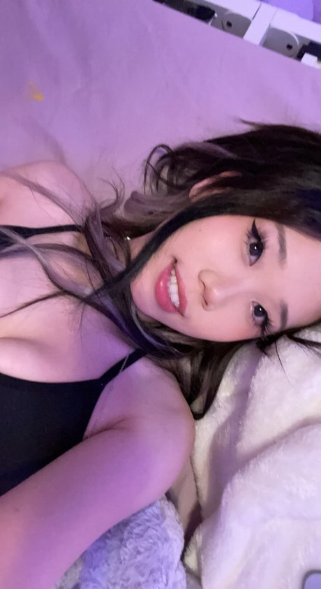 Naakte gelekte OnlyFans-foto van Karinerino