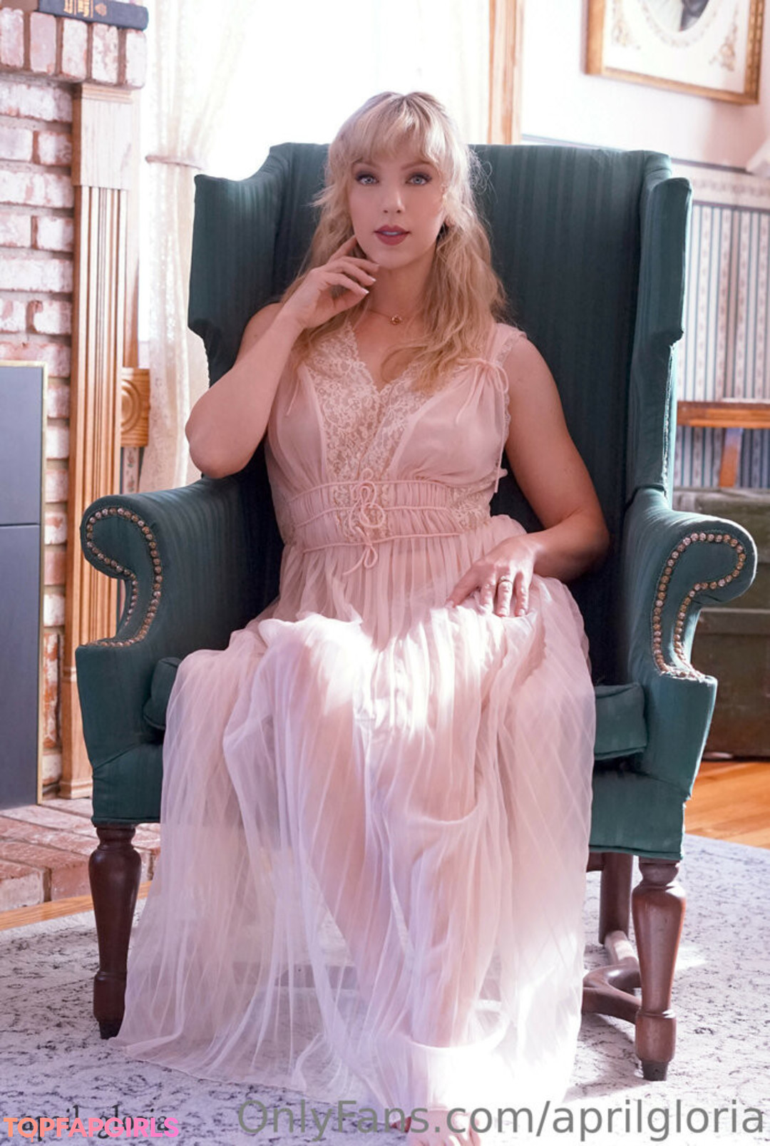 Naakte gelekte OnlyFans-foto van April Gloria #2023