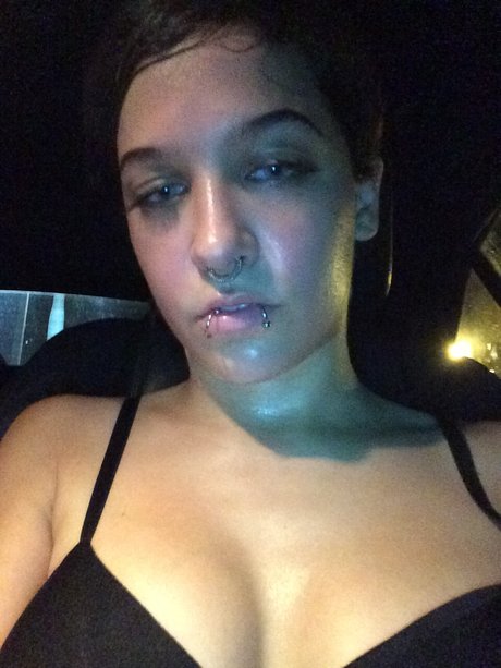 Naakte gelekte OnlyFans-foto van Annika Eve