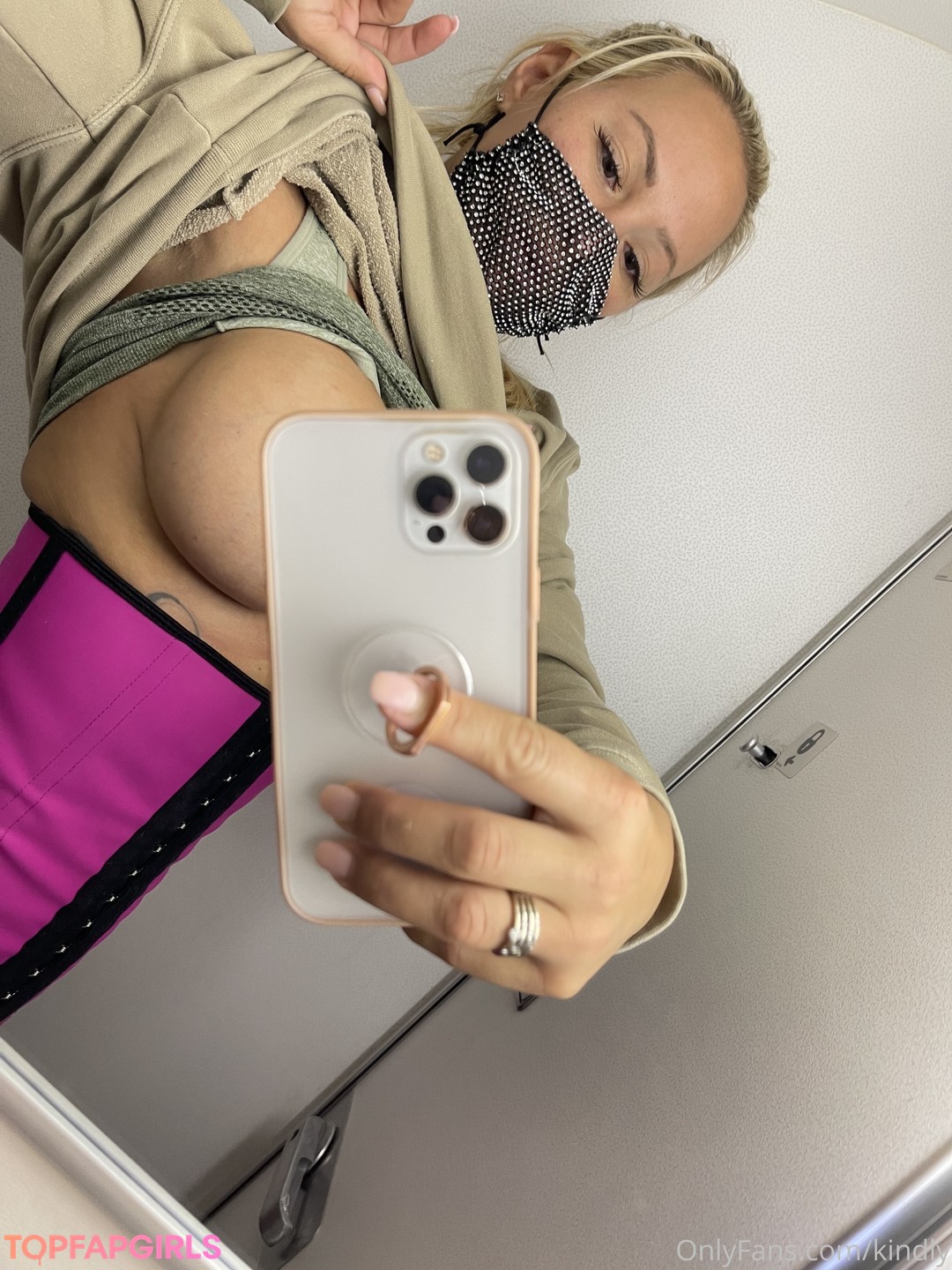 Naakte gelekte OnlyFans-foto van Kindly Myers #503