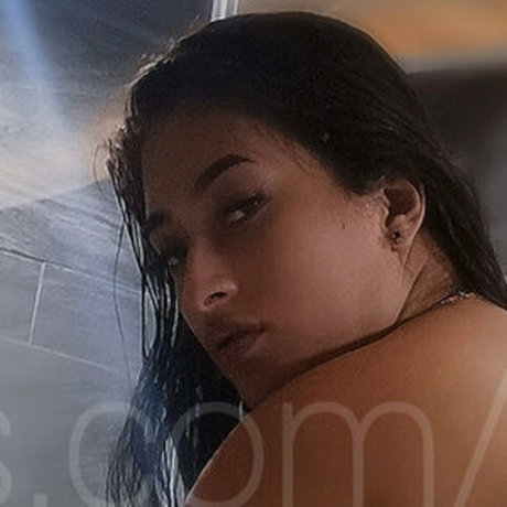 Naakte gelekte OnlyFans-foto van Cin Acosta