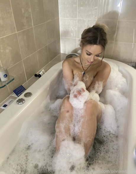 Naakte gelekte OnlyFans-foto van Olivia Evi Plant