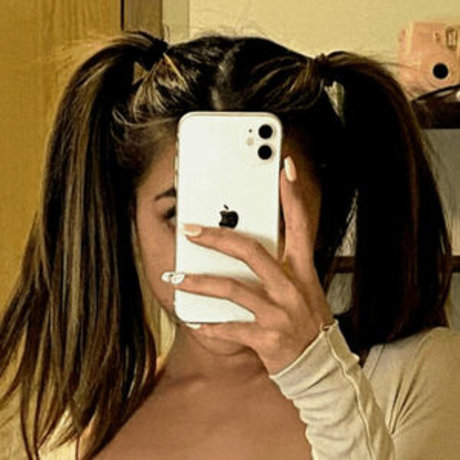 Naakte gelekte OnlyFans-foto van Ellie Bunniexo