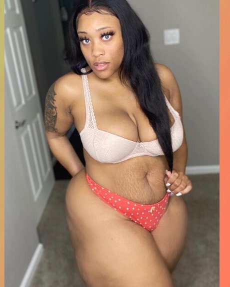 Naakte gelekte OnlyFans-foto van Synsationn