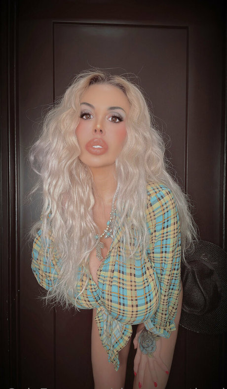 Naakte gelekte OnlyFans-foto van Sienna West