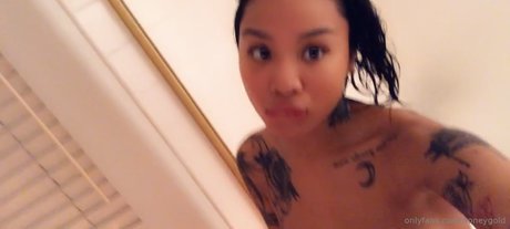 Naakte gelekte OnlyFans-foto van Honey Gold