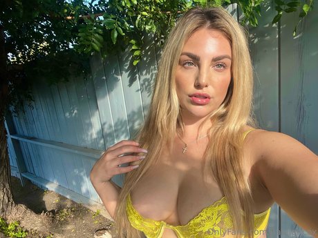 Naakte gelekte OnlyFans-foto van Haleigh Cox