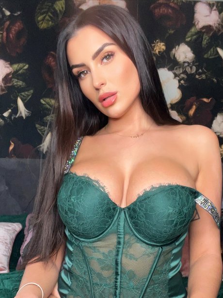 Naakte gelekte OnlyFans-foto van Yasmine Fox