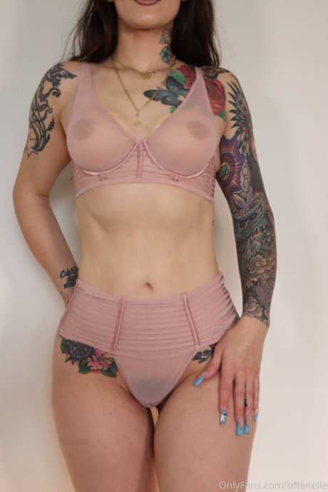 Naakte gelekte OnlyFans-foto van Oftenelle
