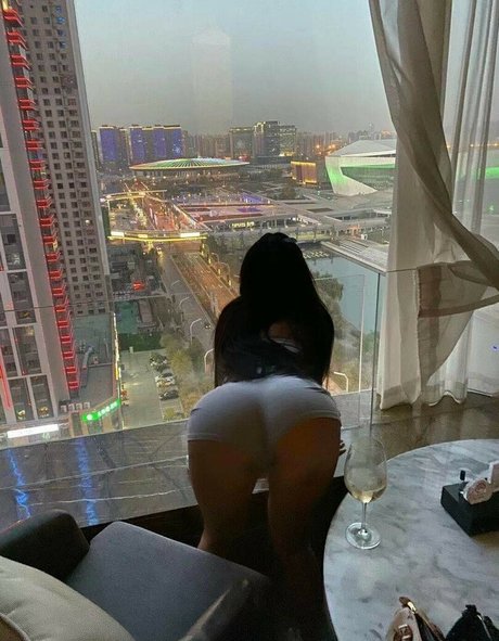 Naakte gelekte OnlyFans-foto van Rairainana
