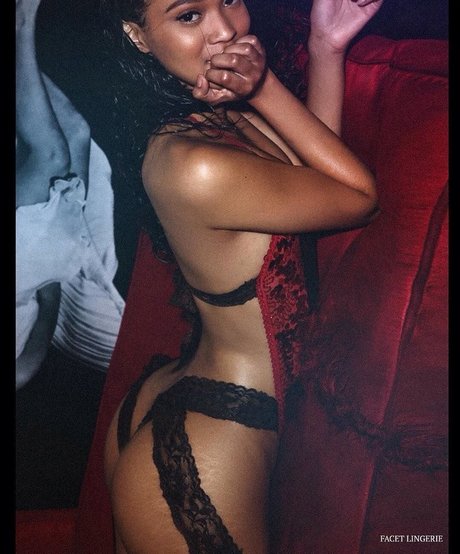 Naakte gelekte OnlyFans-foto van Edwina Carla Isaacs