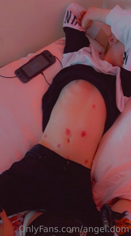 Naakte gelekte OnlyFans-foto van Angeldom