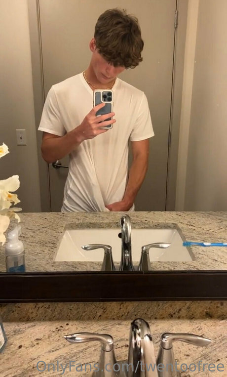 Naakte gelekte OnlyFans-foto van Twentoofree