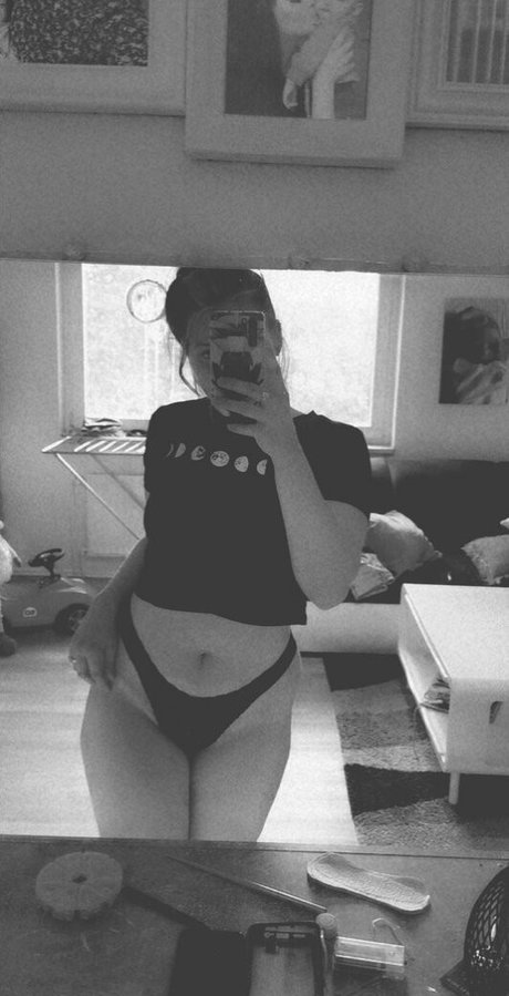 Naakte gelekte OnlyFans-foto van Emily Erdbeer