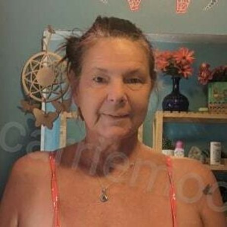 Naakte gelekte OnlyFans-foto van Carrie Moon
