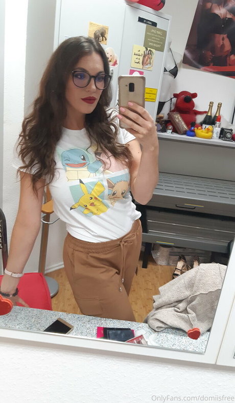 Naakte gelekte OnlyFans-foto van Domiisfree