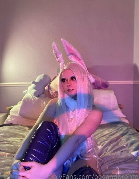 Naakte gelekte OnlyFans-foto van Beeandbronto