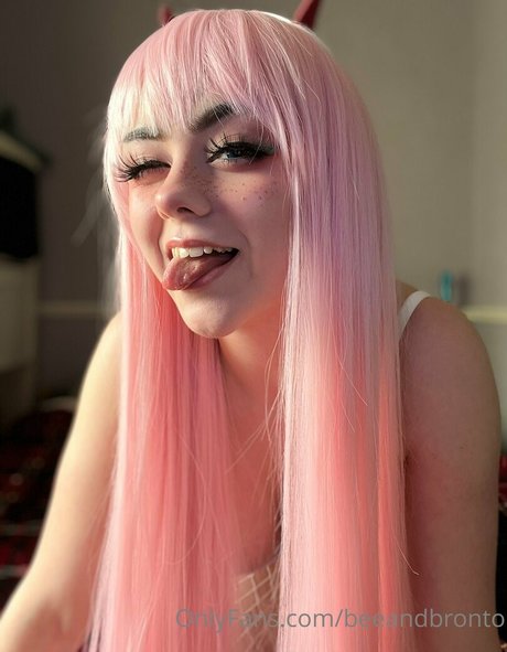 Naakte gelekte OnlyFans-foto van Beeandbronto