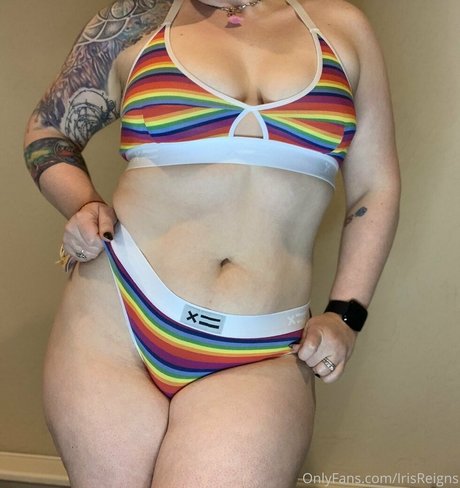 Naakte gelekte OnlyFans-foto van Irisreigns