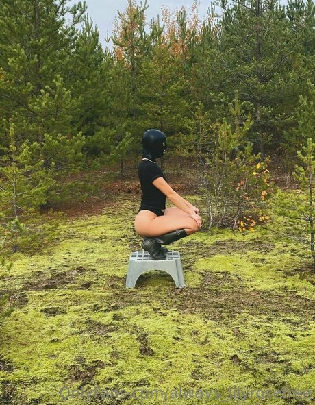 Naakte gelekte OnlyFans-foto van Alwayslilyrosefree