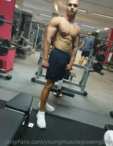 Naakte gelekte OnlyFans-foto van Youngmusclegrowingboy