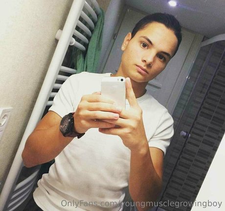 Naakte gelekte OnlyFans-foto van Youngmusclegrowingboy