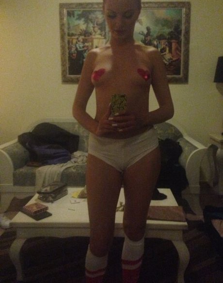 Naakte gelekte OnlyFans-foto van Alexandra Stan