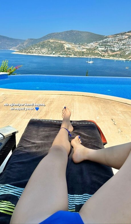 Naakte gelekte OnlyFans-foto van Merve Elmas