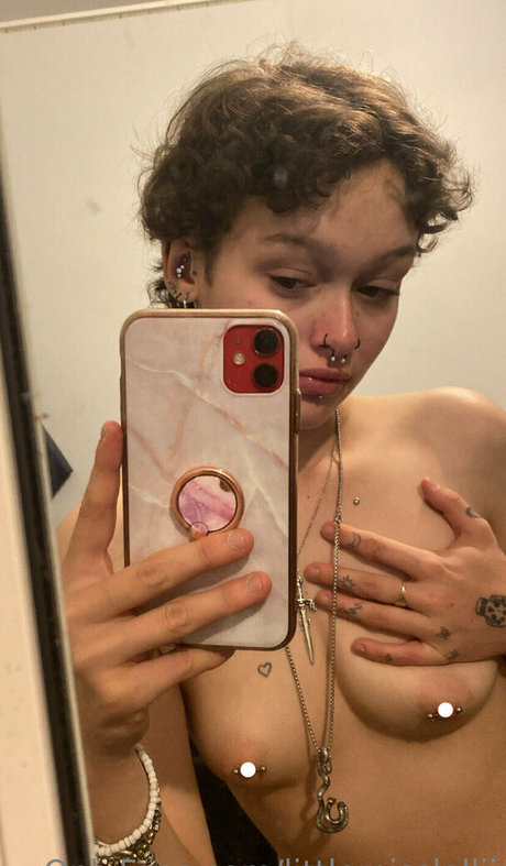 Naakte gelekte OnlyFans-foto van Littlemisslollii