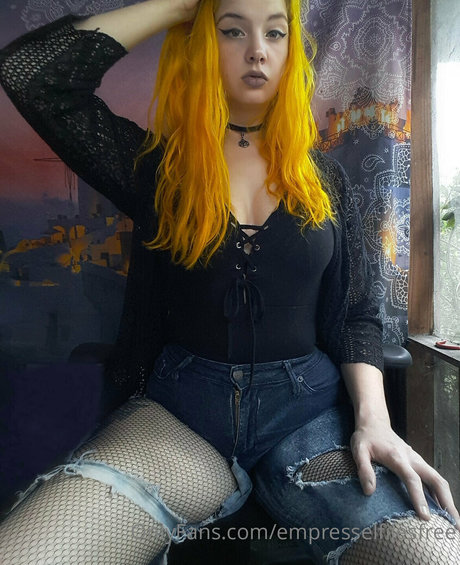 Naakte gelekte OnlyFans-foto van Empresselfiiesfree