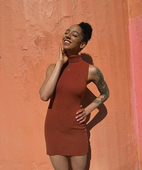 Naakte gelekte OnlyFans-foto van Amala Ekpunobi